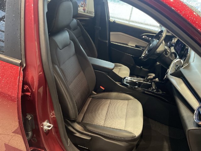Used 2025 Chevrolet Trax LT w/ LT Convenience Package FWD image 38