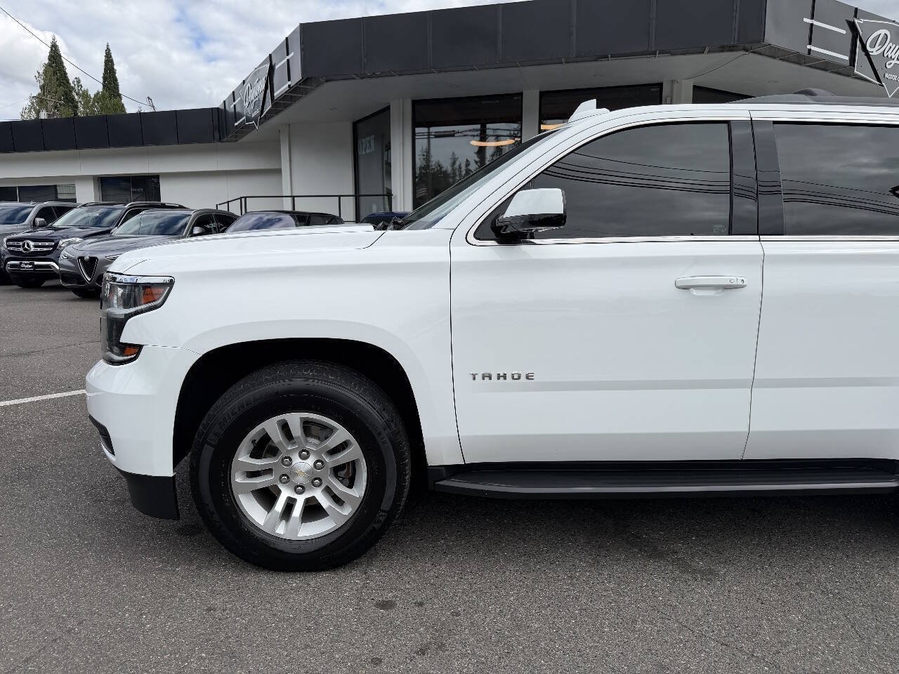Used 2018 Chevrolet Tahoe LT w/ Luxury Package AWD/4WD image 16