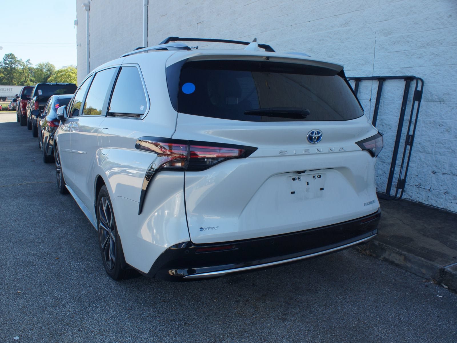 Used 2025 Toyota Sienna Platinum FWD image 3
