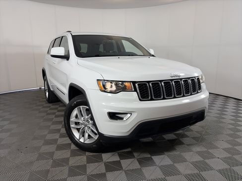 Used 2018 Jeep Grand Cherokee Laredo AWD/4WD image 1