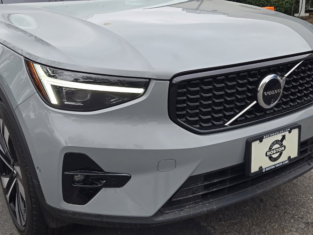 Certified 2025 Volvo XC40 B5 Ultra AWD/4WD image 3