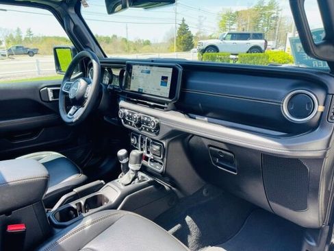 Used 2024 Jeep Wrangler Unlimited Sahara w/ Technology Group AWD/4WD image 13