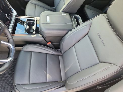 New 2026 GMC Yukon XL Denali w/ Denali Reserve Package image 9