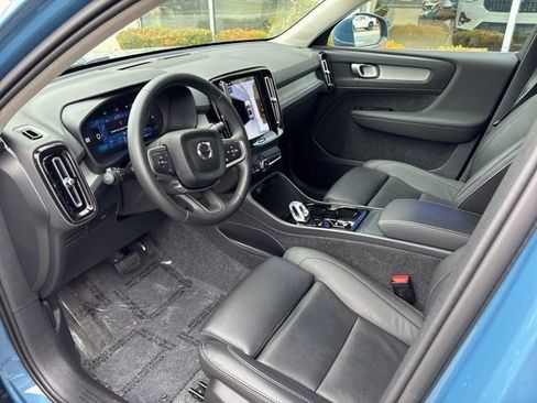 Used 2025 Volvo XC40 B5 Plus image 18