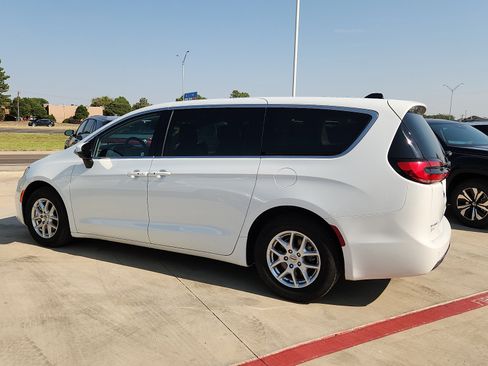 Used 2023 Chrysler Pacifica Touring-L FWD image 3