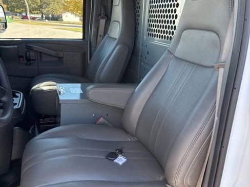 Used 2025 Chevrolet Express 3500 w/ Driver Convenience Package image 18