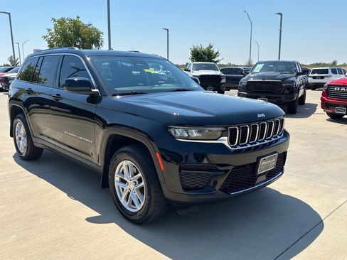 Used 2023 Jeep Grand Cherokee Laredo X AWD/4WD image 7