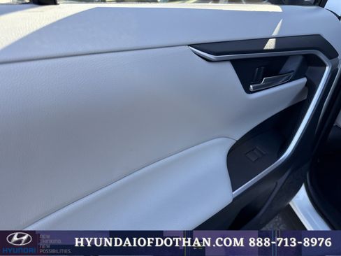 Used 2019 Toyota RAV4 XLE image 11