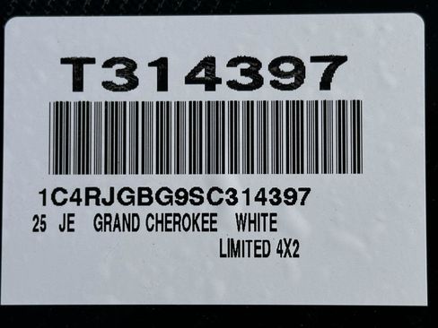 Used 2025 Jeep Grand Cherokee Limited w/ Black Appearance Package image 15