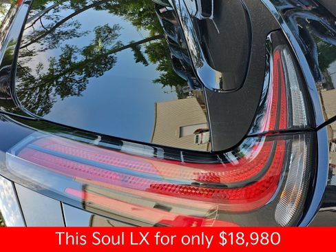 Used 2025 Kia Soul LX FWD image 20