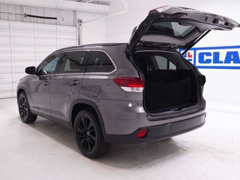 Used 2019 Toyota Highlander SE FWD image 34