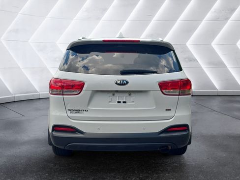 Used 2017 Kia Sorento AWD w/ LX Convenience Package image 4