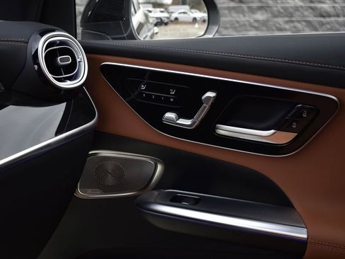 Used 2025 Mercedes-Benz GLC 350e 4MATIC image 29