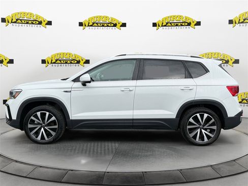 Used 2024 Volkswagen Taos SE image 2