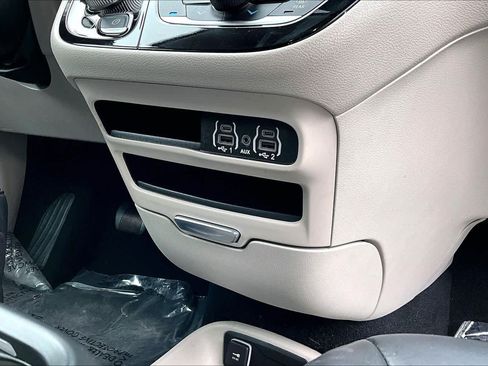 Used 2023 Chrysler Pacifica Touring-L FWD image 37