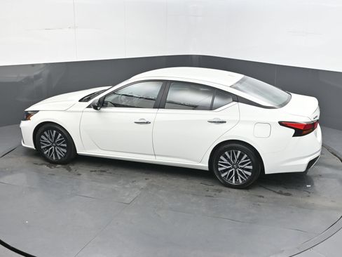Used 2025 Nissan Altima 2.5 SV FWD image 36