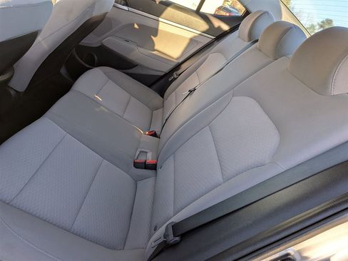 Used 2020 Hyundai Elantra SE image 25