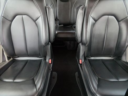 Used 2023 Chrysler Pacifica Touring-L FWD image 13