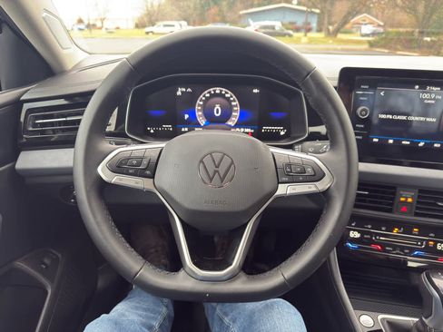 Used 2025 Volkswagen Jetta SE image 18