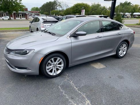 Used 2017 Chrysler 200 Limited Platinum image 1