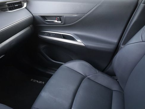 Used 2022 Toyota Venza XLE AWD/4WD image 11