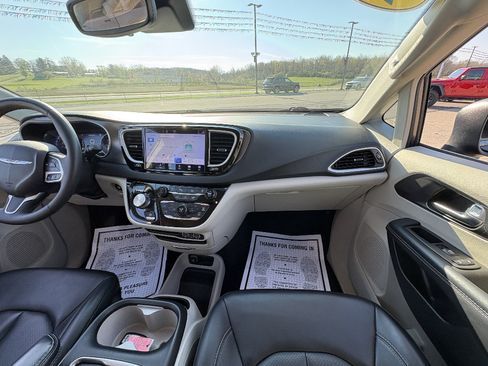 Used 2023 Chrysler Pacifica Touring-L FWD image 24