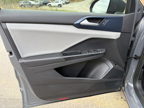 Used 2022 Volkswagen Taos SE w/ Panoramic Sunroof Package image 10