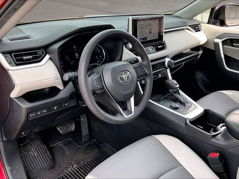 Used 2023 Toyota RAV4 XLE Premium image 17