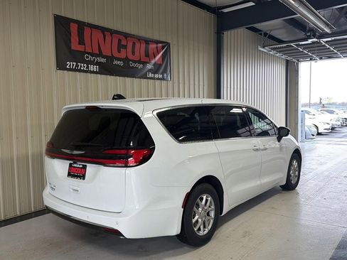 New 2026 Chrysler Pacifica Select image 6