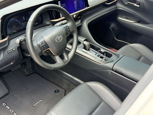 Used 2023 Toyota Crown AWD/4WD image 4