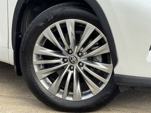 Used 2024 Toyota Highlander Platinum image 35