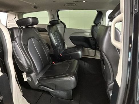 Used 2024 Chrysler Pacifica Touring-L FWD image 29