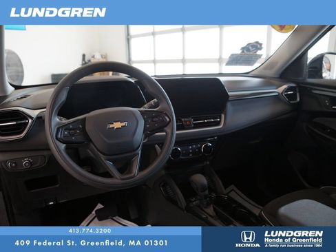 Used 2025 Chevrolet TrailBlazer LT AWD/4WD image 16