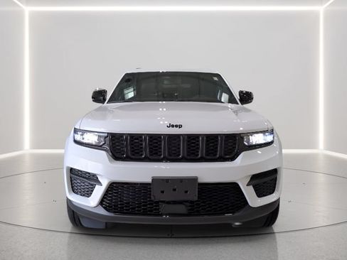 Used 2023 Jeep Grand Cherokee Altitude AWD/4WD image 4