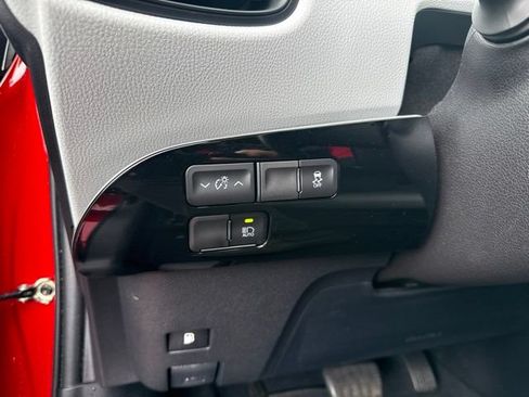 Used 2022 Toyota Prius L Eco FWD image 26