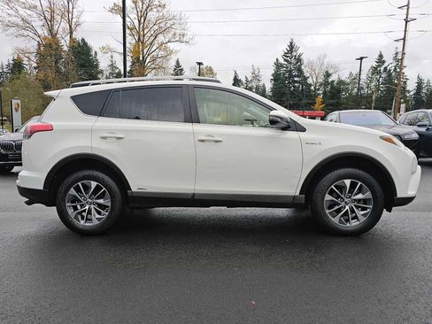 Used 2018 Toyota RAV4 XLE image 2