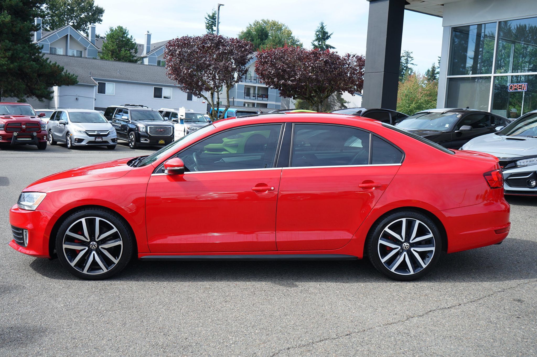 Used 2012 Volkswagen Jetta GLI FWD image 2