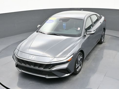 Certified 2025 Hyundai Elantra Sport image 32