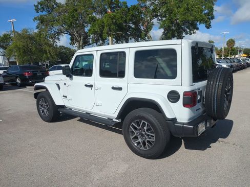 Used 2025 Jeep Wrangler Unlimited Sahara w/ Safety Group AWD/4WD image 8