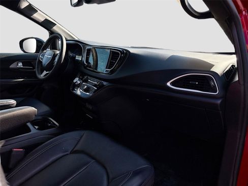 Used 2025 Chrysler Pacifica Select FWD image 32