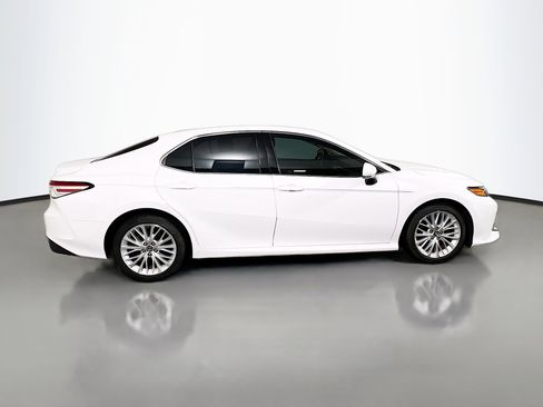 Used 2018 Toyota Camry XLE FWD image 3