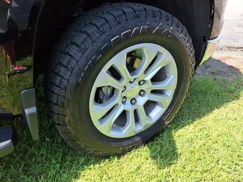 Used 2022 Chevrolet Silverado 1500 LTZ w/ LTZ Convenience Package II AWD/4WD image 9