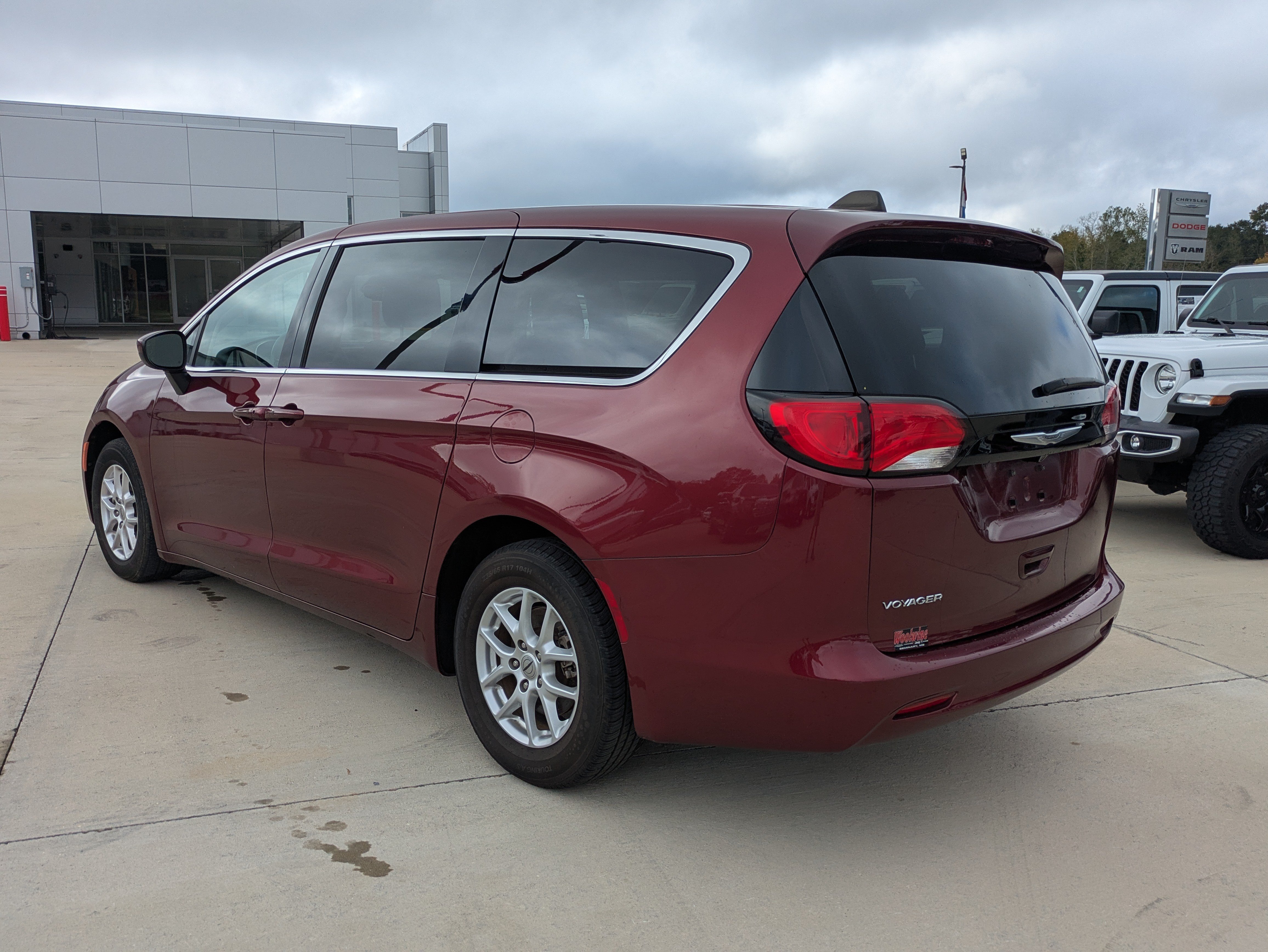 Used 2023 Chrysler Voyager LX FWD image 3