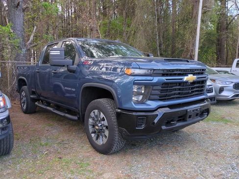 Used 2025 Chevrolet Silverado 2500 Custom w/ Custom Value Package image 4