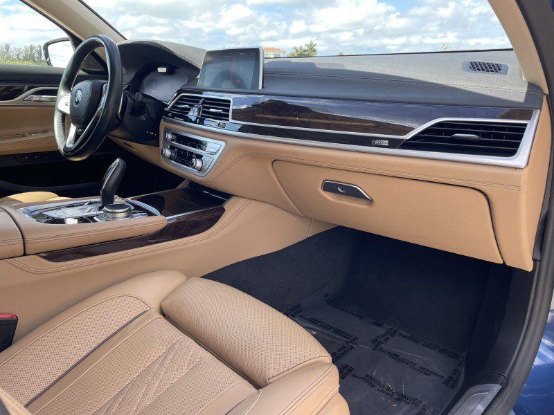 Used 2022 BMW 750i xDrive AWD/4WD image 8
