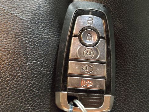 Used 2018 Ford Explorer XLT w/ Equipment Group 202A FWD image 32