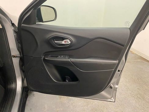 Used 2015 Jeep Cherokee Sport image 22