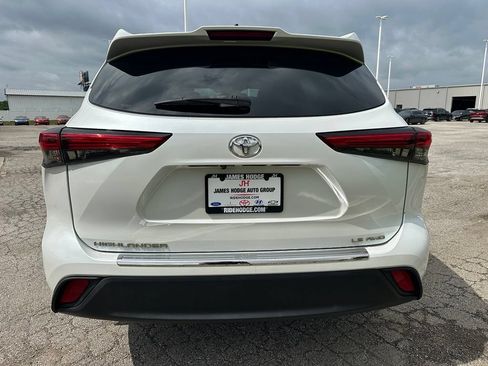 Used 2022 Toyota Highlander LE AWD/4WD image 7