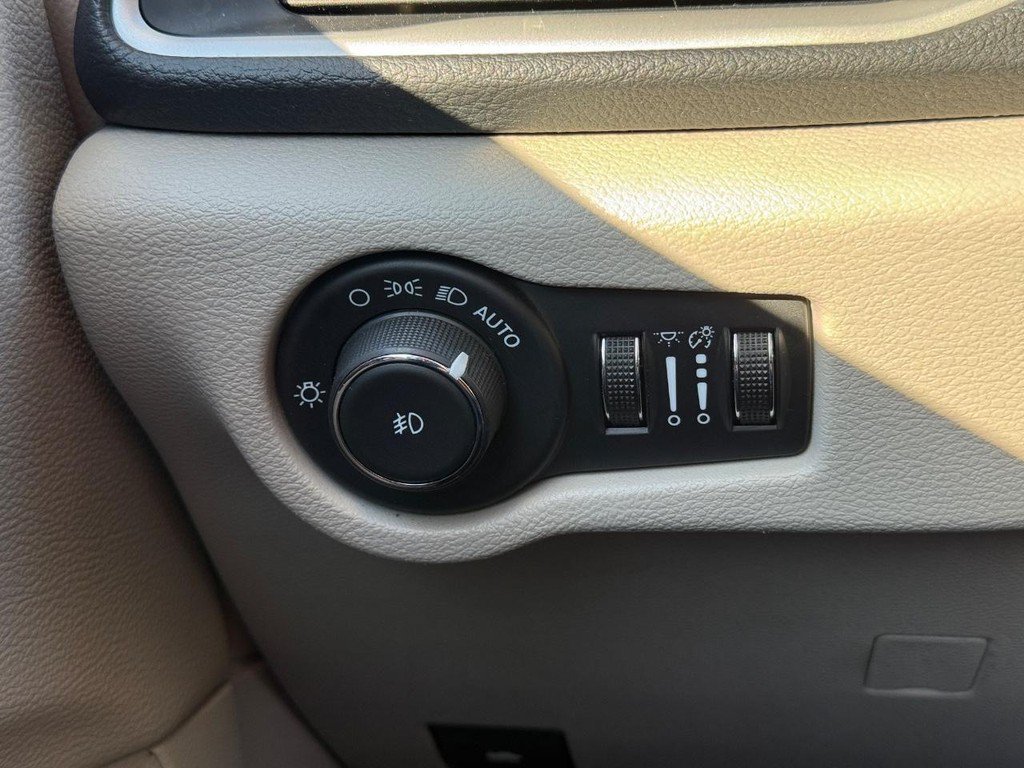 Certified 2024 Chrysler Pacifica Limited FWD image 21