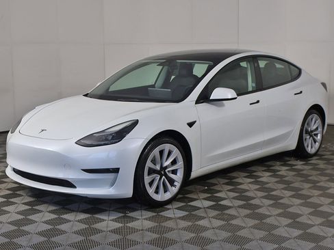Used 2023 Tesla Model 3 Standard Range image 9